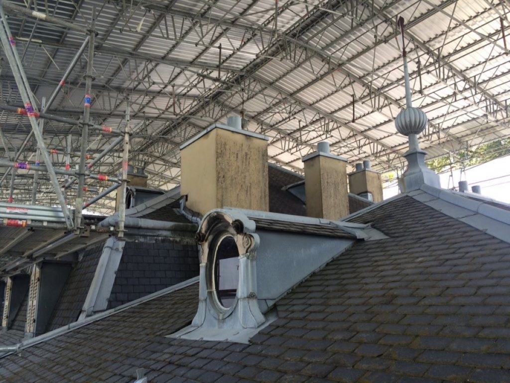 Restauration toiture et lucarnes, ardoises et zin estampé, juillet 2016 © CMN